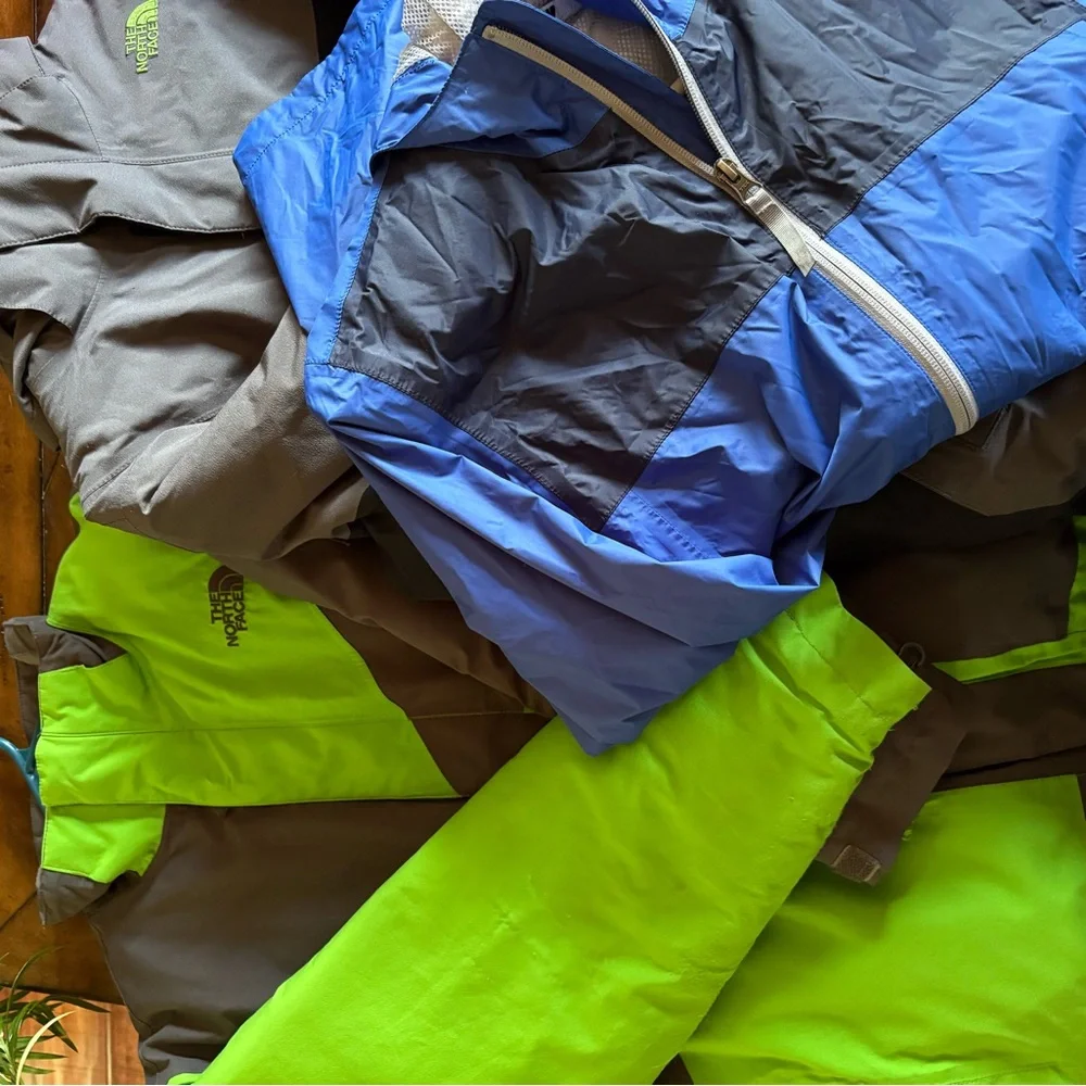 3 The North face  big Kids Blue and Green and grey  Jackets yes all 3 - Picture 3 of 8